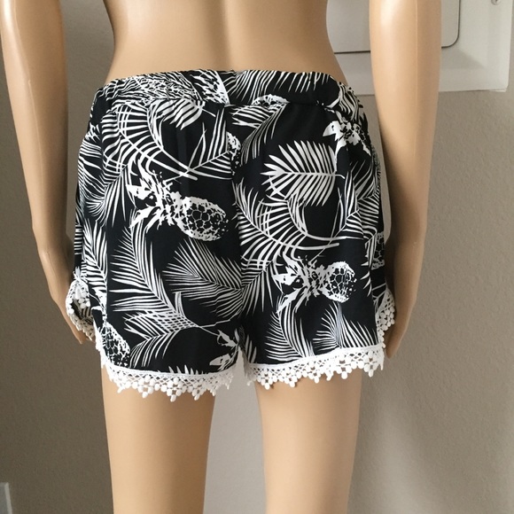 ⭐️5 STAR rated! ZENITH black and white shorts - Picture 5 of 5